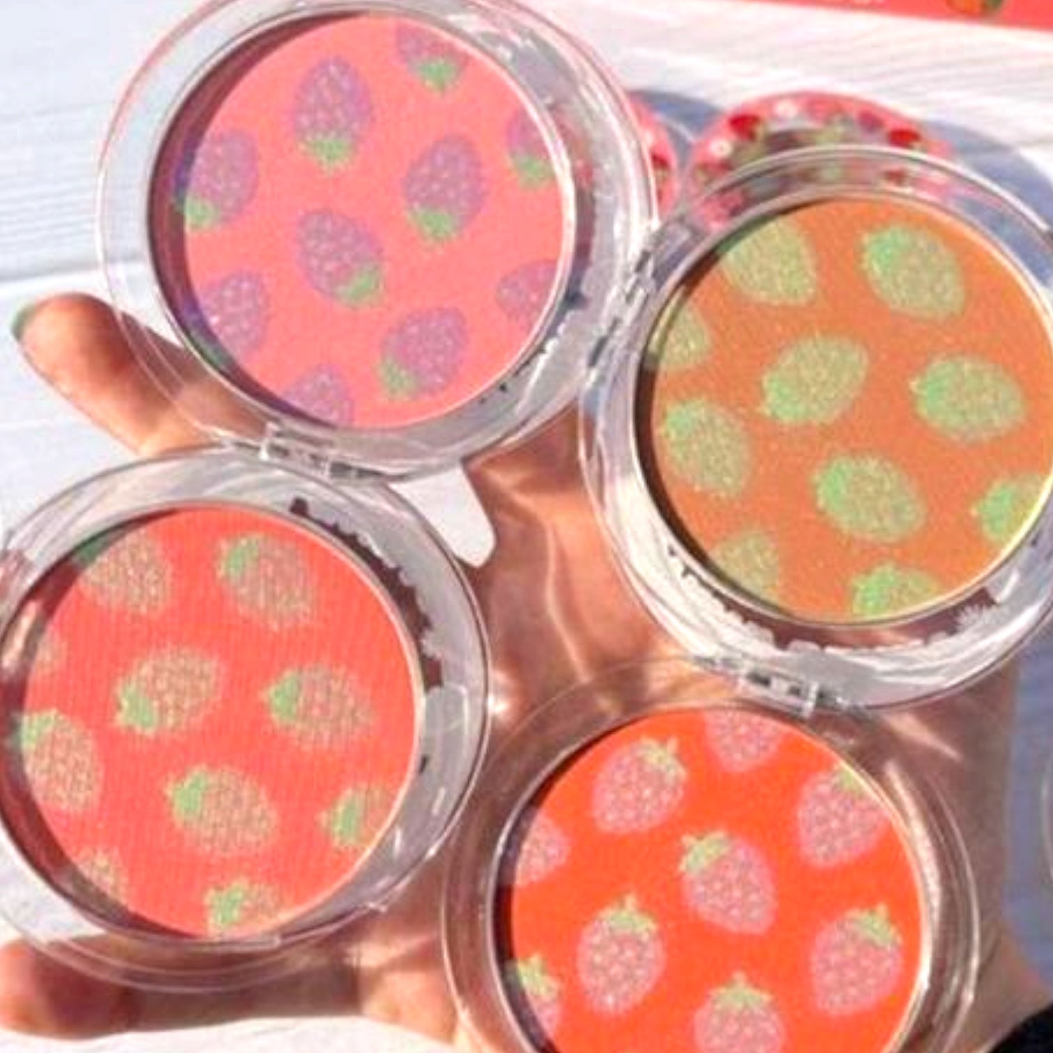 Strawberry cheeks Hudavioji blushes