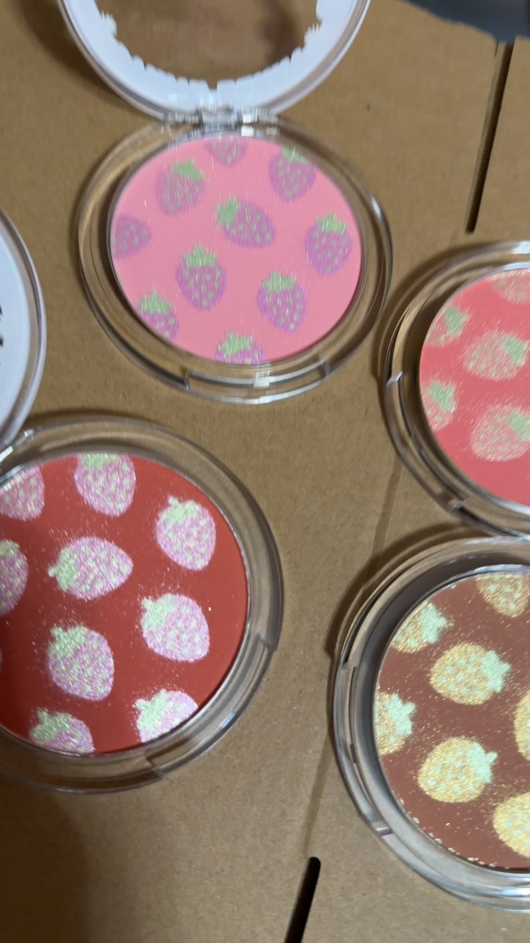 Strawberry cheeks Hudavioji blushes